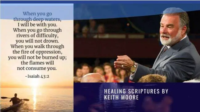 ¿Qué Biblia usa Keith Moore? -